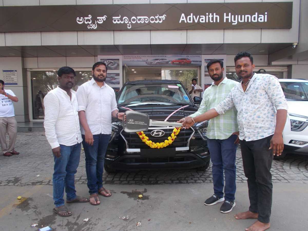 Hyundai20Creta20SUV20parked20at20Indian20dealership20showroom20with20customers20examining20vehicle20features 2