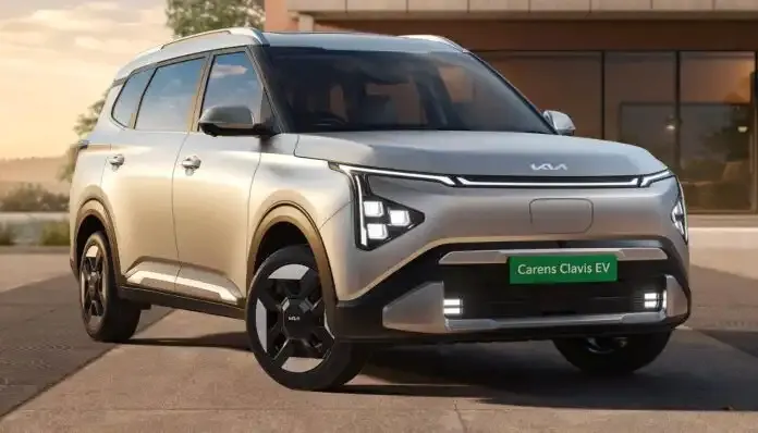 Kia carens clavis on road