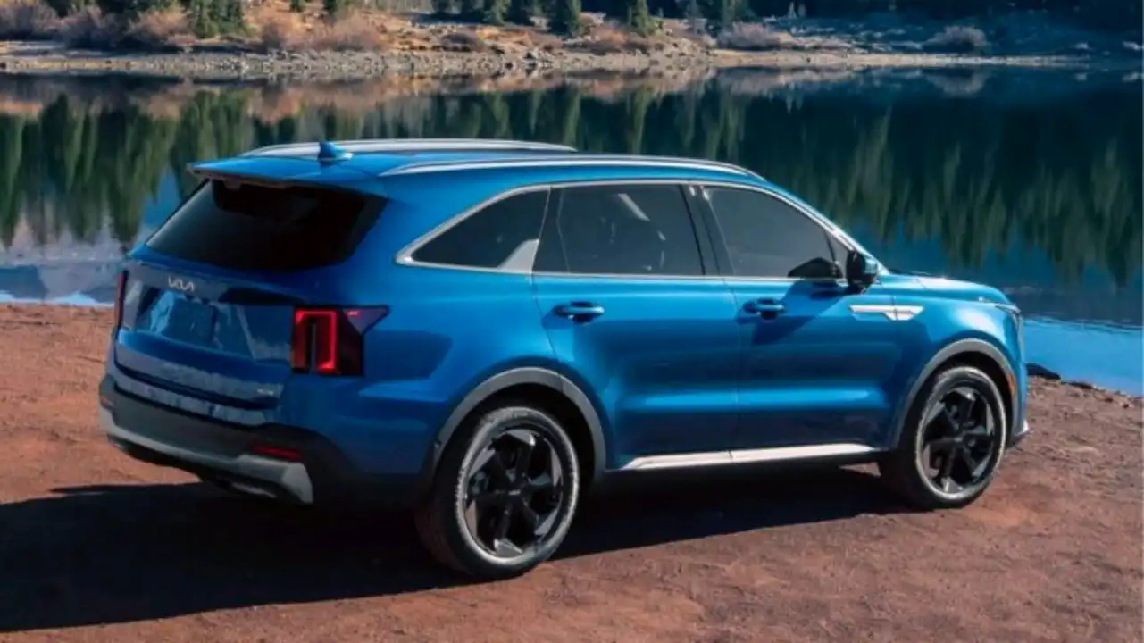 Kia Sorento Hybrid rear three-quarter with vertical taillights