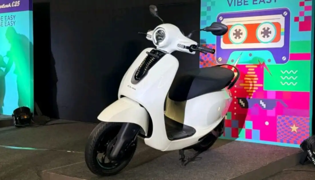Bajaj Chetak C25 electric scooter front view