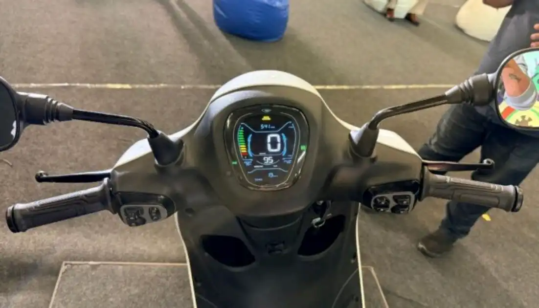 Chetak C25 color LCD display and controls